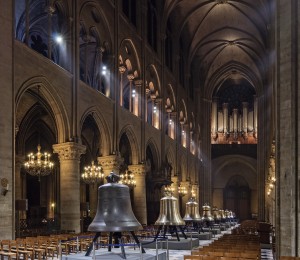 Les nouvelles cloches de la cathédrale Notre-Dame de Paris exposées dans la nef en février 2013