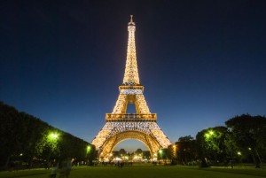 gallery-1444338501-eiffel-tower-at-night