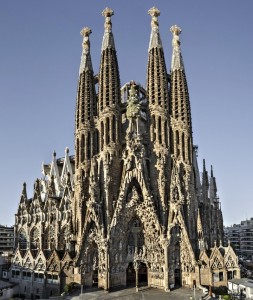 Basilica_Sagrada_Familia_Barcelona_Gaudi_buildings_Spain-720x854